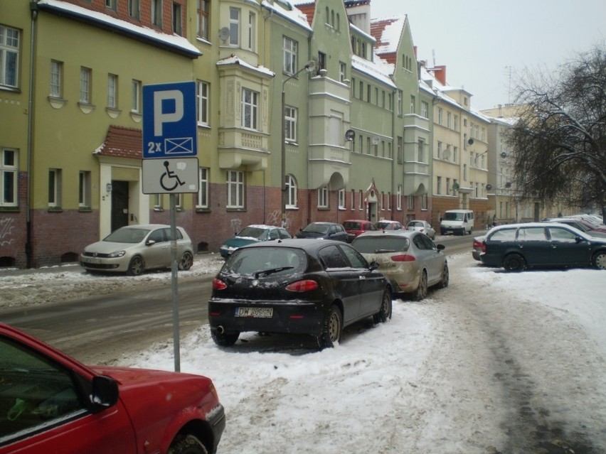 Wrocław: Jest zima więc można śmiało zastawiać miejsca dla niepełnosprawnych...