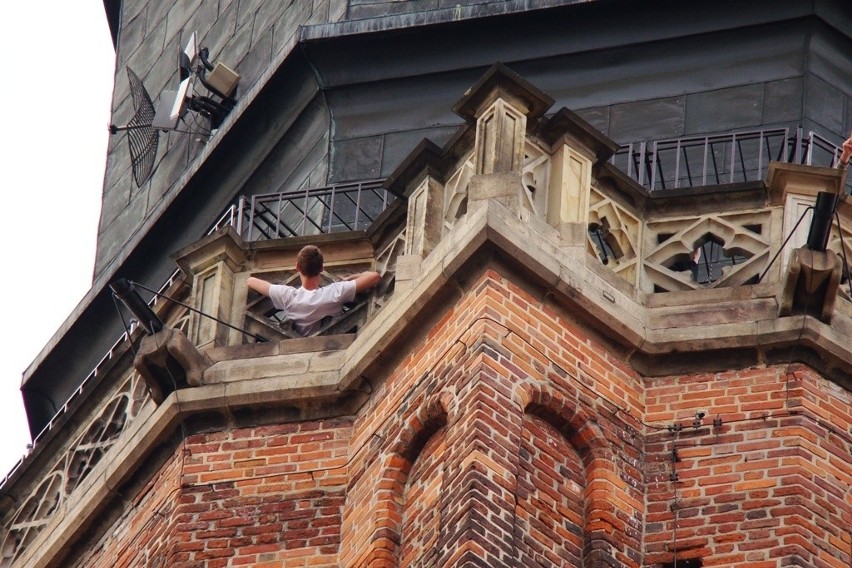 Wrocław: Niebezpieczne zabawy na wieży św. Elżbiety. Proboszcz: to karygodne!