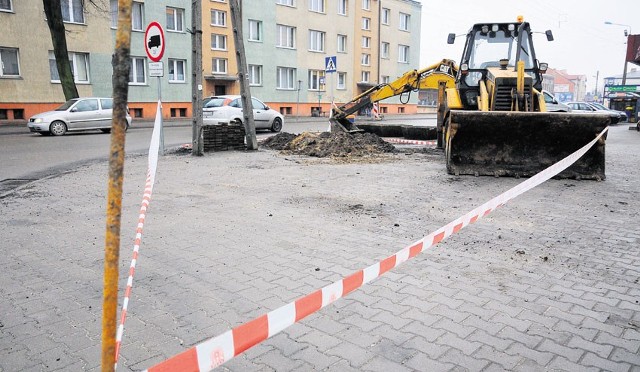 Ostrzegawcze taśmy zabezpieczają miejsce wykopu.