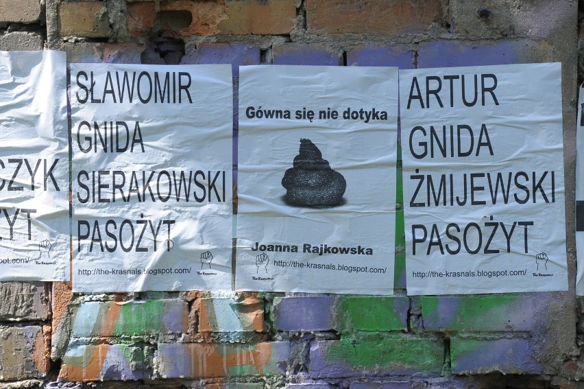 Bulwersujące plakaty Krasnalsów.