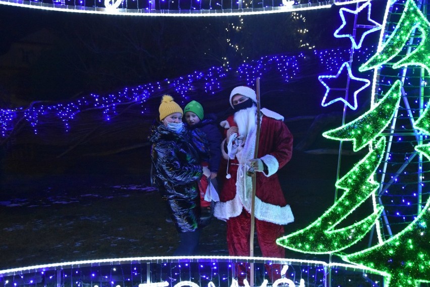 W Nowym Tomyślu zapalono świąteczne ozdoby i iluminacje. Miasto wygląda przepięknie!