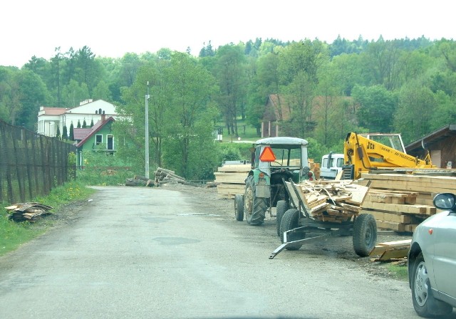 Sąsiedztwo tartaku przy drodze dojazdowej do dworku Paderewskiego w Kąśnej Dolnej (w tle) nie wszystkim się podoba