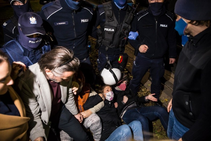 Warszawa: Nocny protest kobiet przeciwko zakazowi aborcji [ZDJĘCIA] Dom Jarosława Kaczyńskiego otoczony, policja użyła gazu łzawiącego