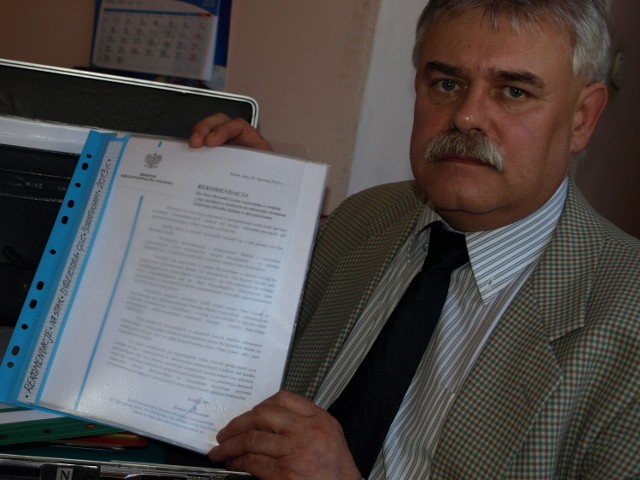 Ryszard Leszke, zwolniony z funkcji dyrektora po pięciu latach działalności kulturalnej w Borzytuchomiu, prezenuje skoroszyt z rekomendacjami