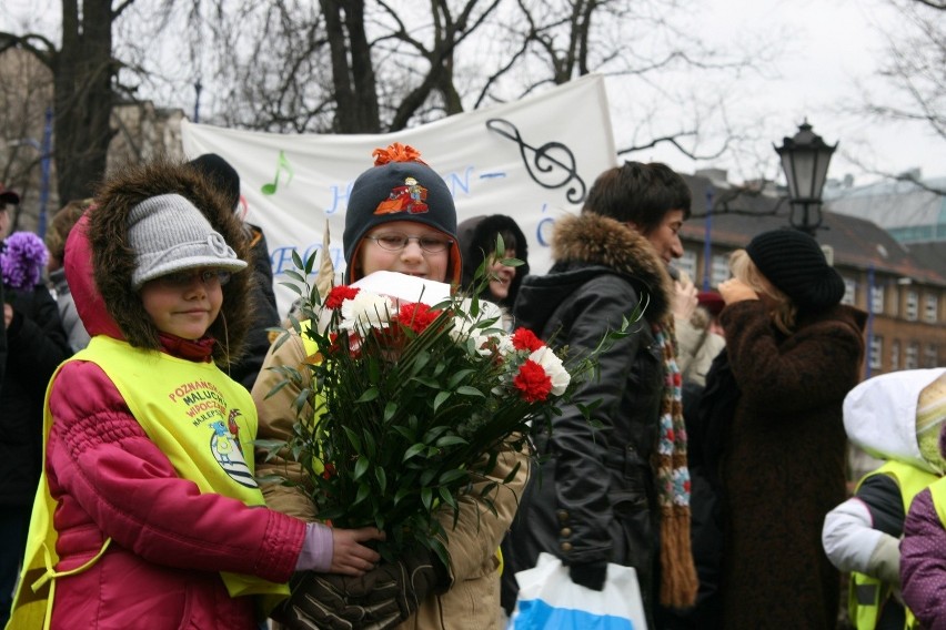 Młodzi Melomani przyszli na manifestację z transparentami