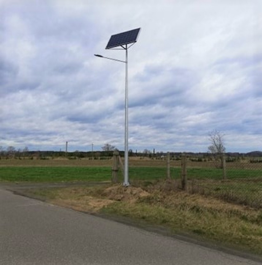 Cztery nowe lampy solarne stanęły w gminie Koźminek ZDJĘCIA