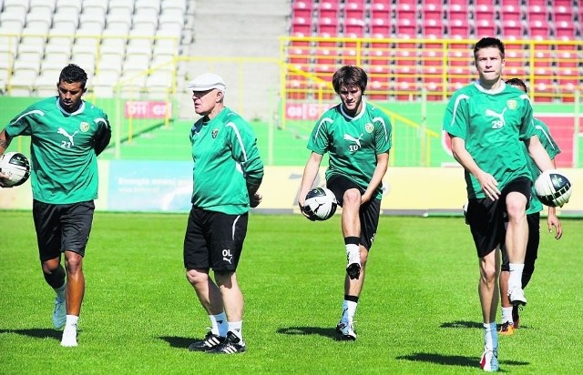 Pańskie oko konia tuczy - od lewej Cristian Diaz, trener Orest Lenczyk, Mateusz Cetnarski, Rok Elsner