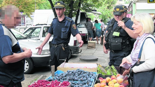 Strażnicy miejscy wystawiają za nielegalny handel mandaty w wysokości od 20 do 500 zł