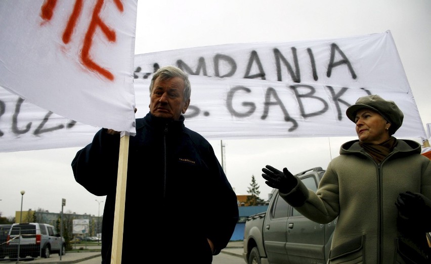 Pod Globusem zebrało się ponad 100 osób, przeciwników i...