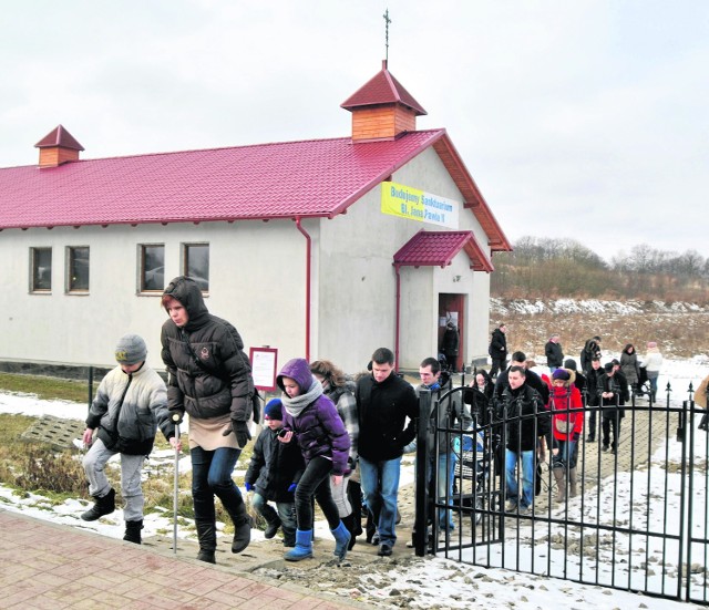 Na działce przekazanej archidiecezji ustanowiono już parafię i wybudowano kaplicę