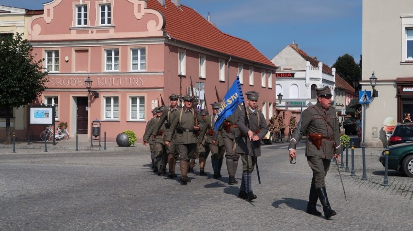 IX Piknik Militarny w Rydzynie. Do zamku zjechali rekonstruktorzy i wojsko