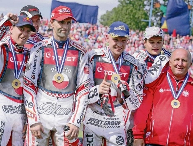 Trener Marek Cieślak z drużynowymi mistrzami świata z Leszna. Od lewej: Jarosław Hampel, Piotr Protasiewicz, Tomasz Gollob, Krzysztof Kasprzak i Adrian Miedziński