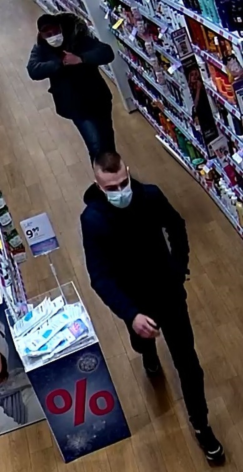 Kolejne kradzieże w drogerii w Pruszczu. Policjanci szukają złodziei perfum. Rozpoznajesz ich? |ZDJĘCIA