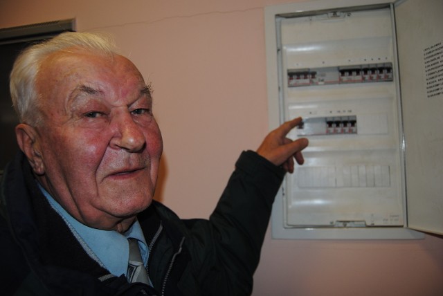 Zbigniew Sikora z Trzebini twierdzi, że dostawca prądu nieuczciwie odciął mu prąd