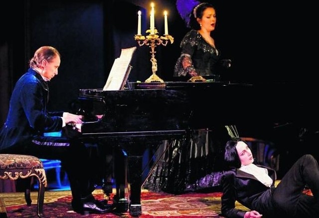 Próba przedstawienia &#8222;Czekając na Chopina&#8221;. Przy fortepianie Michele Fedrigotti, siedzi Katarzyna Dałek