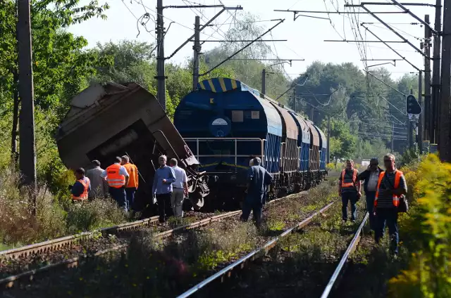 Wykolejony wagon wstawiony będzie na tor przy pomocy  podnośników hydraulicznych