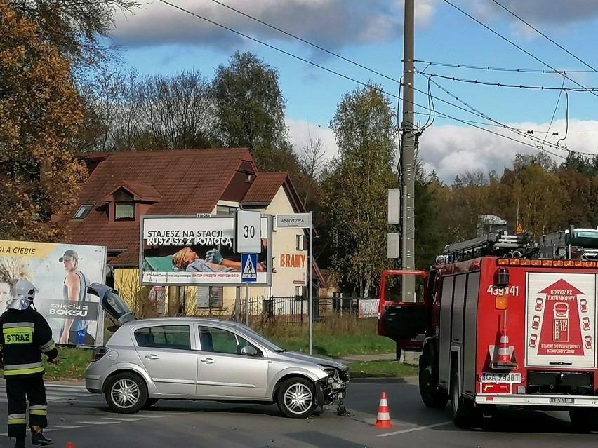 Wypadek w Gdyni na Dąbrowie 30.10.2019. Samochód osobowy dachował [ZDJĘCIA] 