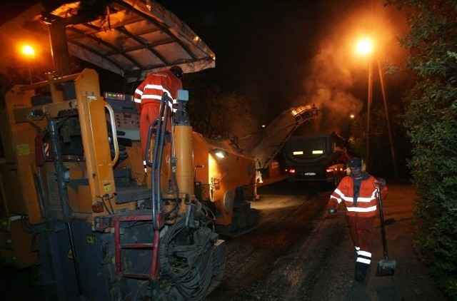 Nocny remont przy ul. Milickiej. W tym roku ma być jeszcze więcej napraw dróg po zmroku