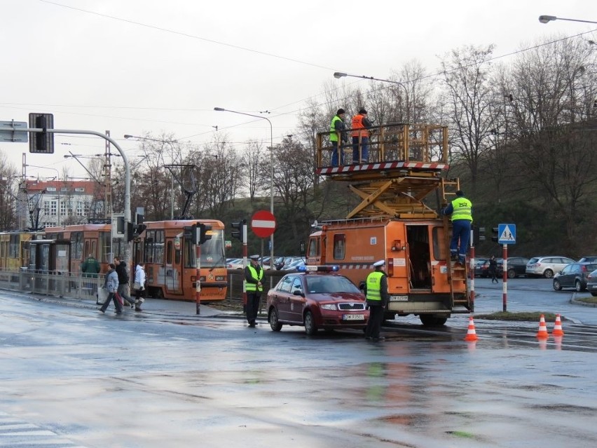 Wrocław: Zerwana trakcja, tramwaje nie dojeżdżały na pętlę przy ul. Ślężnej (ZDJĘCIA)