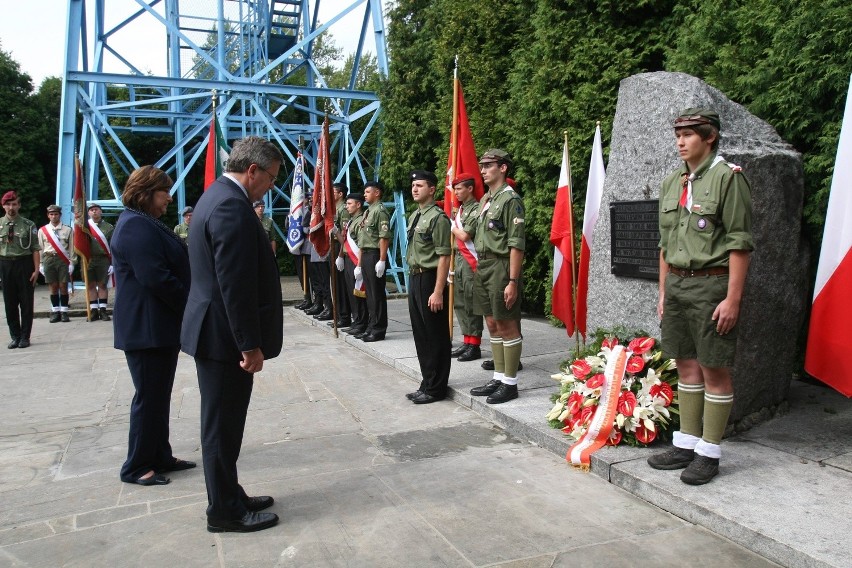Prezydent Komorowski oddał hołd obrońcom Wieży Spadochronowej [ZDJĘCIA]