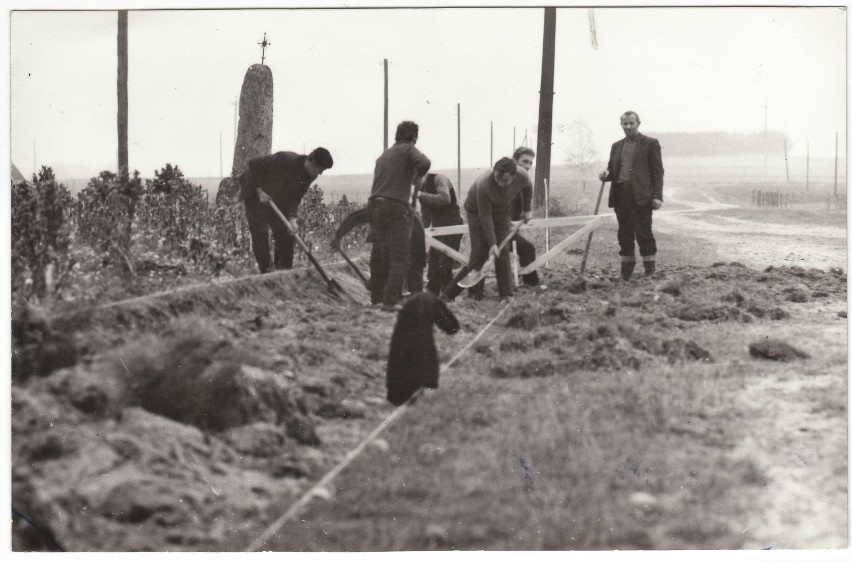 1973 r. Dzień Czyny Partyjnego 1973. Członkowie PZPR pracują...