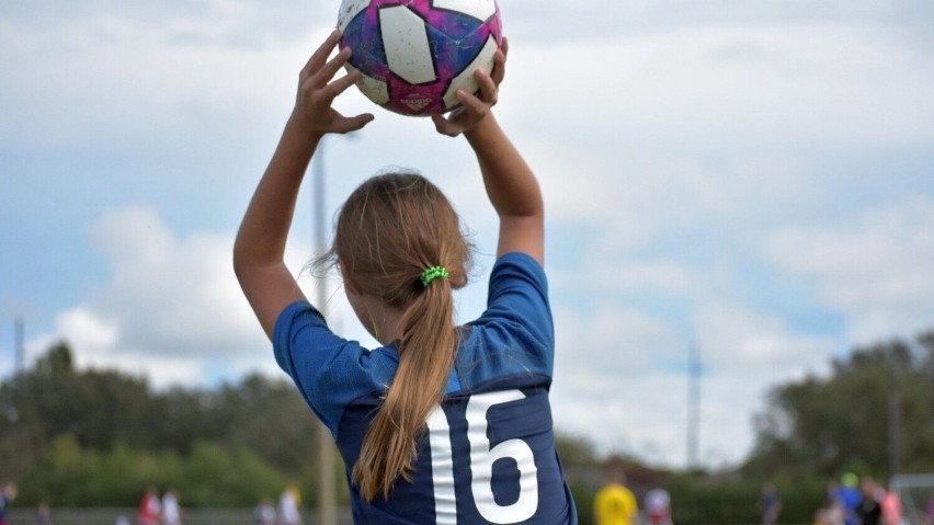 Międzyszkolny Uczniowski Klub Sportowy BSS Stargard zaprasza dziewczynki w wieku 5-8 lat na zajęcia piłkarskie. To program Uefa Playmakers  