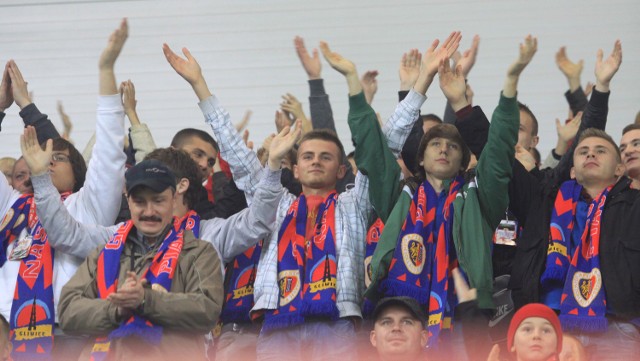 Stadion w Gliwicach należy do najnowocześniejszych w kraju. Mimo to policja nie chce dopuścić kibic&oacute;w gości do udziału w meczu Piast - G&oacute;rnik.