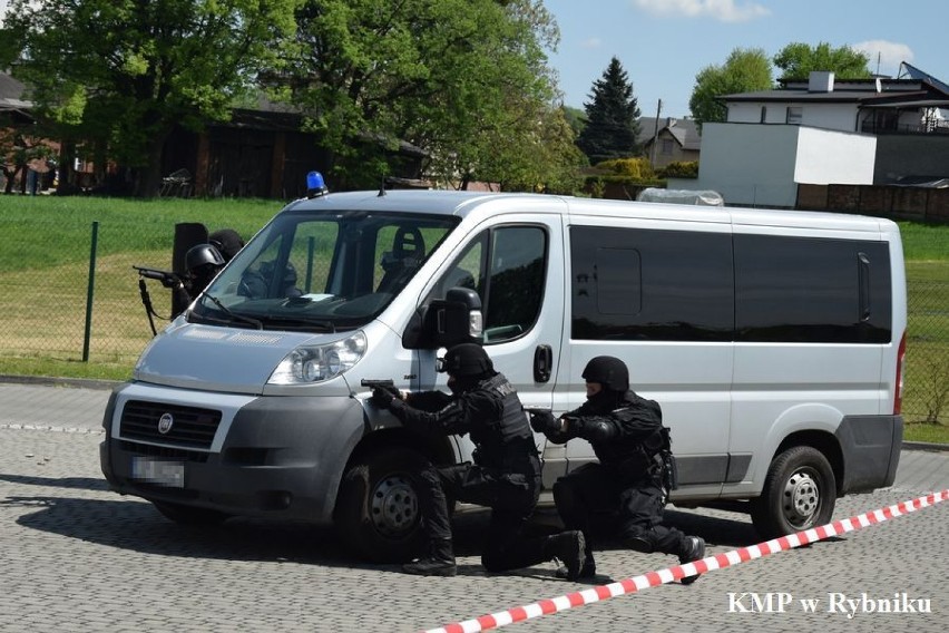 Policjanci ćwiczyli w szkole w Świerklanach