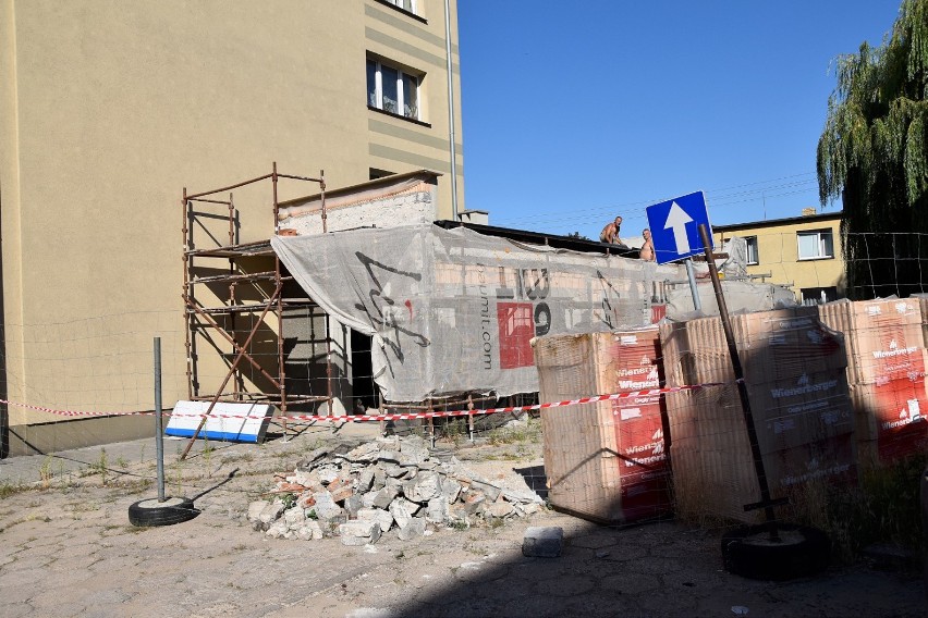 Rewitalizacja Chodzieży: Na ulicy Żeromskiego znów trwają prace. Wznowiono remont osiedla