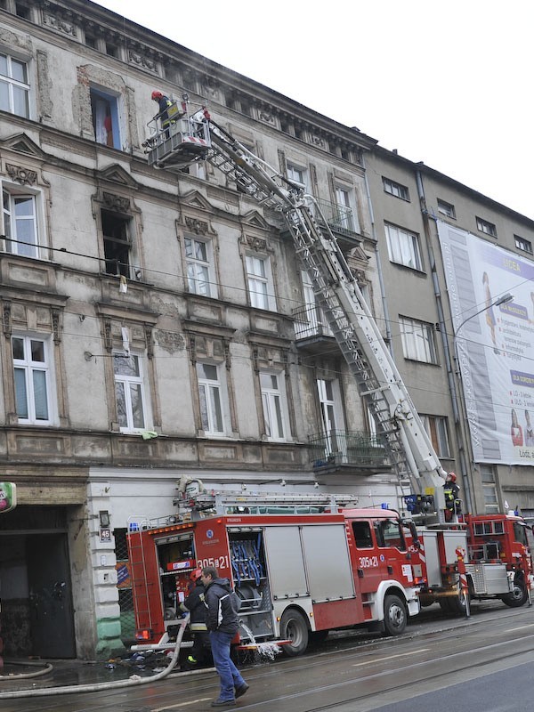 Śmiertelna ofiara pożaru przy ul. Przybyszewskiego [ZDJĘCIA+FILM]