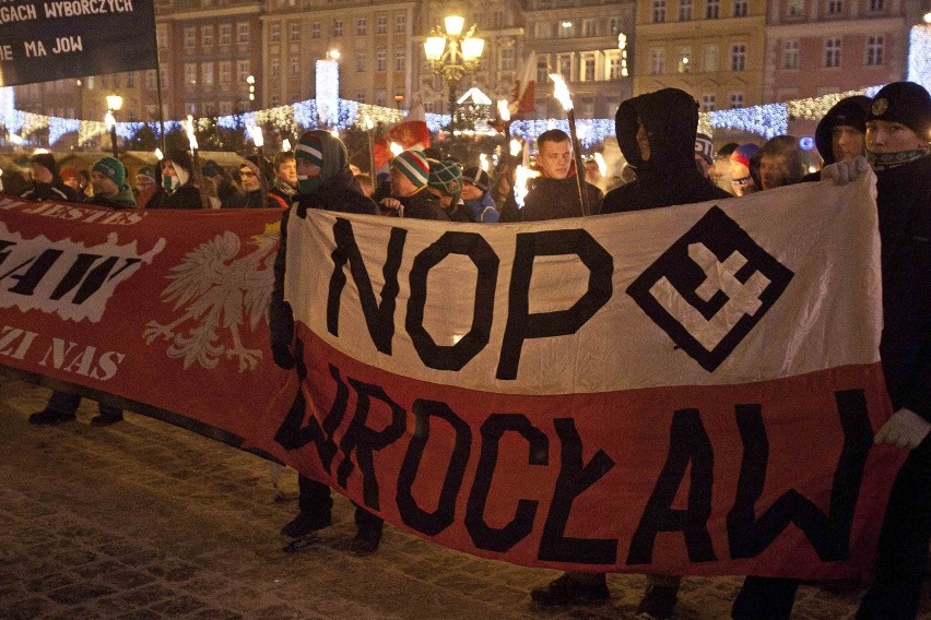 Wrocław: Marsz narodowców z pochodniami w centrum miasta (ZDJĘCIA, FILM)