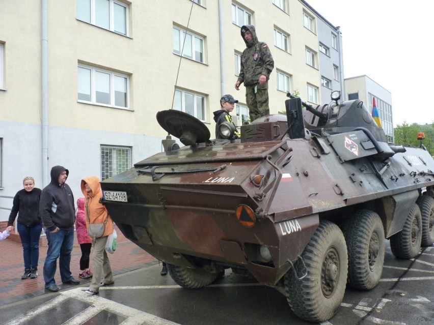 Zlot Pojazdów Militarnych Wapienniki 2012: Parada i pokaz w Radomsku [ZDJĘCIA+FILM]