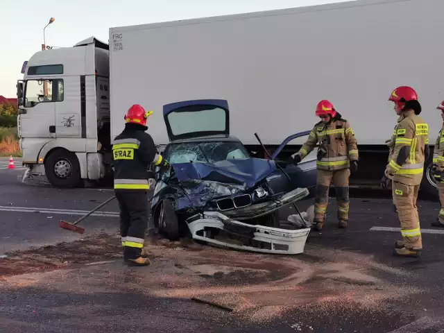 Wypadek w Kulinie pod Włocławkiem. Zderzenie BMW z ciężarówką
