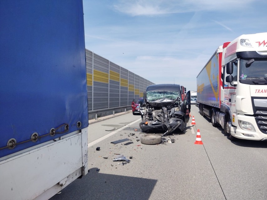 Wypadek na S8 między węzłami w Zduńskiej Woli. Zderzenie trzech pojazdów ZDJĘCIA