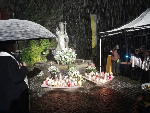 Przy pomniku papieża mieszkańcy Bełchatowa modlili się także w 2023 roku
