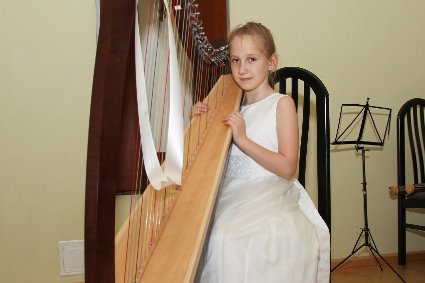 Caritas kupiła harfę 9-letniej łodziance [ZDJĘCIA+FILM]