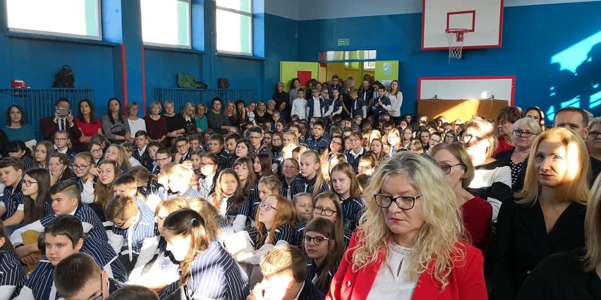 Dzień Nauczyciela w Suwałkach. W "szóstce" były nagrody, gratulacje i występy [ZDJĘCIA]