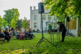 Artystyczny performance w Parku Strzeleckim w Tarnowie. Muzyka elektroniczna i dźwięki otoczenia przed pałacykiem BWA