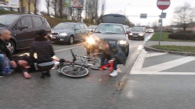 Do potrącenia doszło we wtorek, 21 marca, ok. godz. 17.15 na rondzie koło Castoramy w Gorzowie. 


-&nbsp;Na tę chwilę mogę potwierdzić, że mamy potrącenie pieszego - mówi sierż. Mateusz Sławek z sekcji prasowej KWP w Gorzowie Wielkopolskim. Nie wiadomo w jakim stanie jest potrącona osoba. W związku ze zdarzeniem apelujemy do kierowców o ostrożność.
-&nbsp;Do zdarzenia doszło ok godz. 17:15. Kierujący audi A3 jadący od strony ul. Wyszyńskiego potrącił pieszego, który znajdował się na pasach. Poszkodowany został przetransportowany karetką pogotowia ratunkowego do szpitala. Zarówno 62-letni pieszy, jak i 25-letni kierujący osobówką byli trzeźwi. W tej chwili czekamy na badania lekarskie, aby potwierdzić, czy był to wypadek czy kolizja - dodaje sierż. Mateusz Sławek.

