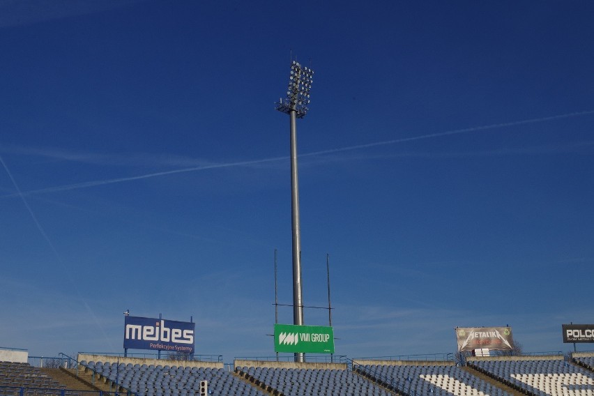  Stadion im. Alfreda Smoczyka czeka modernizacja, wymienią 18 projektorów na masztach doświetlających i 85 metrów band [galeria]