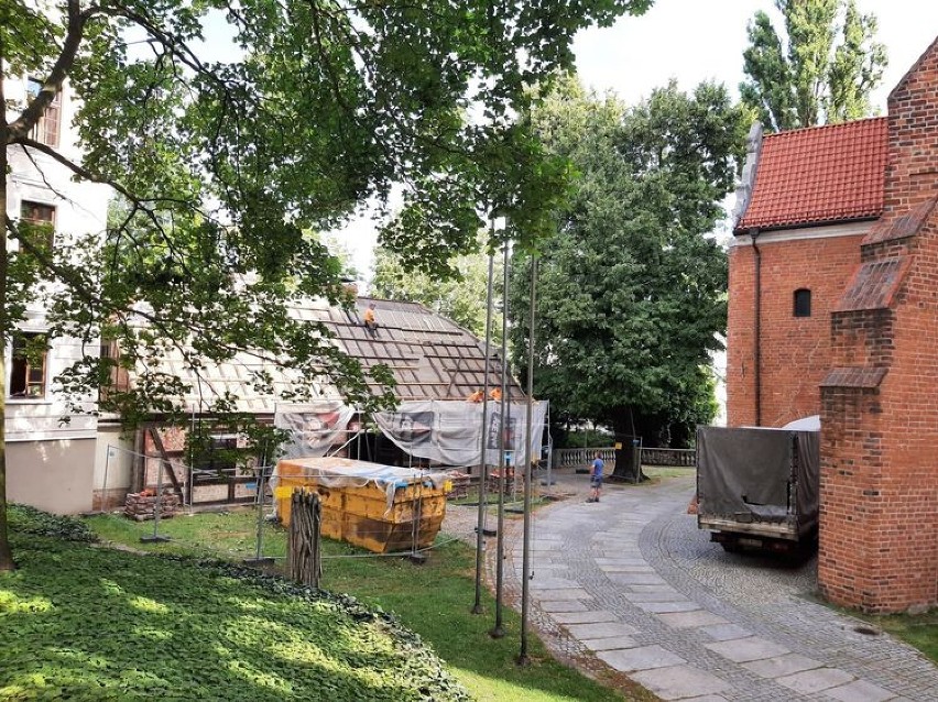 Trwa remont zabytkowych zabudowań przy bydgoskiej katedrze...