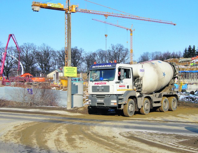 Ciężarówki wyjeżdżają z budowy wprost na ul. Tarnowską