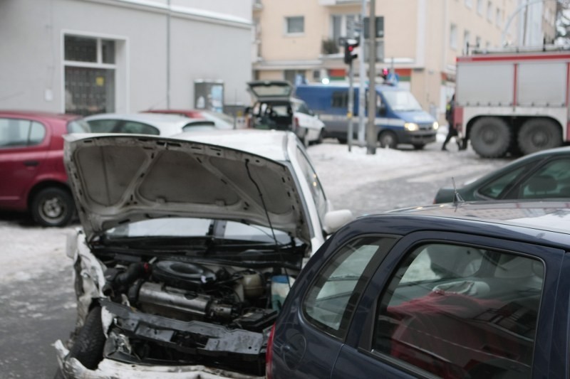 Poznań: Policyjny pościg na Matejki. Cztery osoby ranne, sześć aut rozbitych! [ZDJĘCIA]