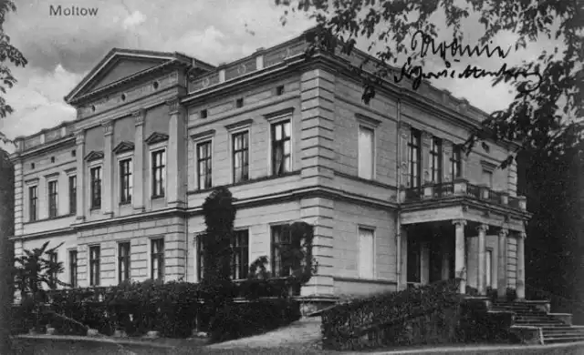 Pałac w Mołtowie na pocztówce z okresu dwudziestolecia międzywojennego. To tutaj podczas II wojny światowej ukryto muzealia ze Szczecina (Zbiory prywatne).