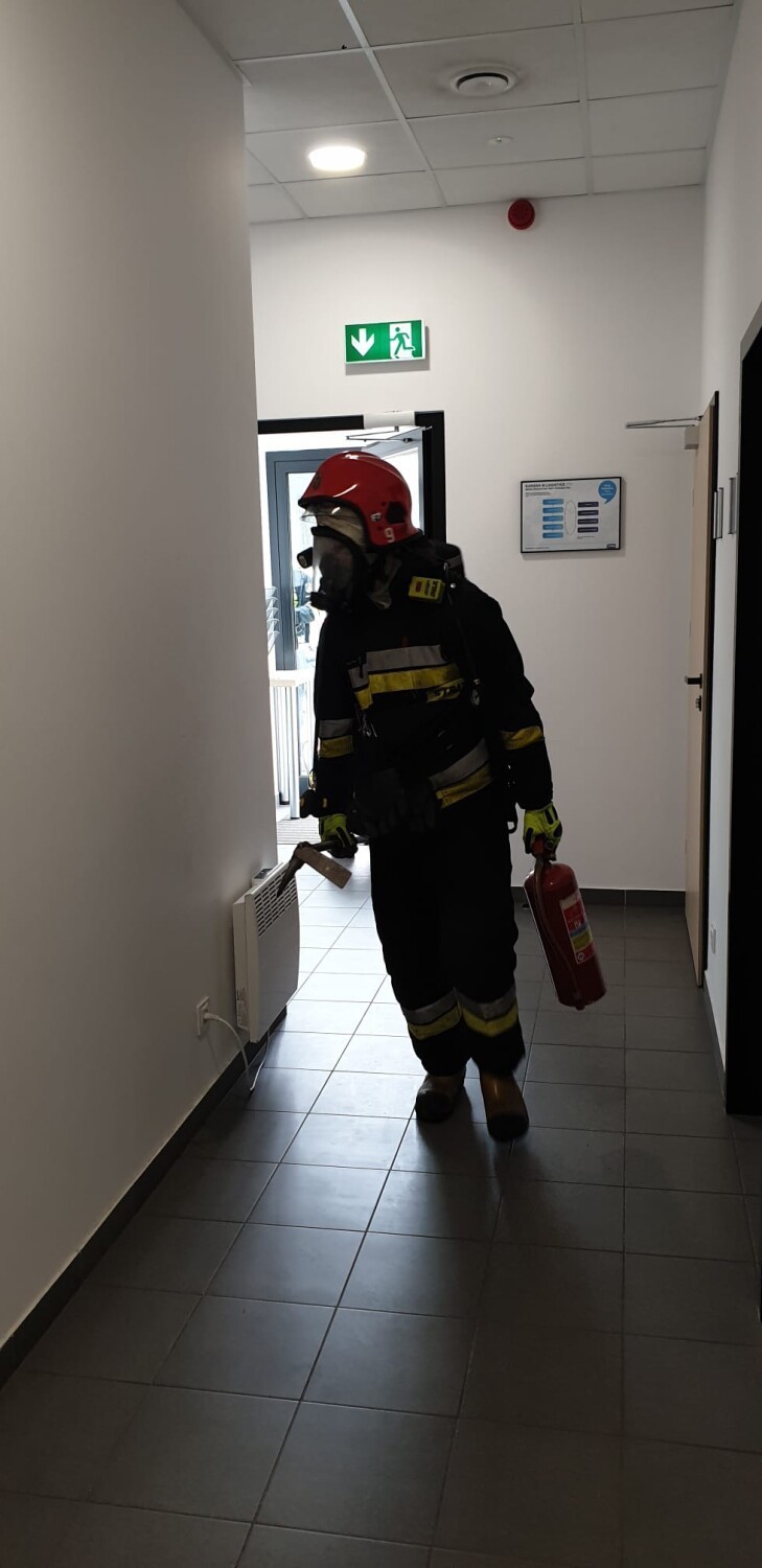 Pożar i ewakuacja w Loogic Park Radomsko. Tak wyglądały ćwiczenia strażaków. ZDJĘCIA
