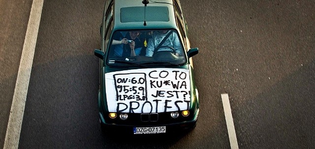 28.01.2012 WrocławDolnośląscy kierowcy pokazali, że mają dość wysokich cen paliw. W proteście jechali po autostradzie tak wolno, jak pozwalały na to przepisy, blokując w ten spos&oacute;b 2 pasy autostrady i AOW. W sobotnim proteście kierowc&oacute;w wzięło udział ponad 400 samochod&oacute;w. Kierowcy zbierali się w r&oacute;żnych dolnośląskich miastach, aby p&oacute;źniej wsp&oacute;lnie wjechać do Wrocławia.