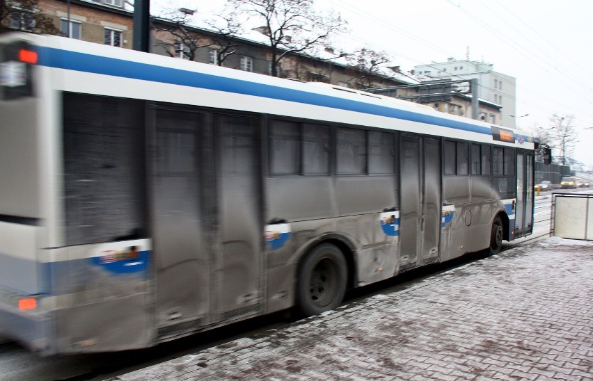 Kraków: podróżni skarżą się na niedomyte autobusy [ZDJĘCIA]