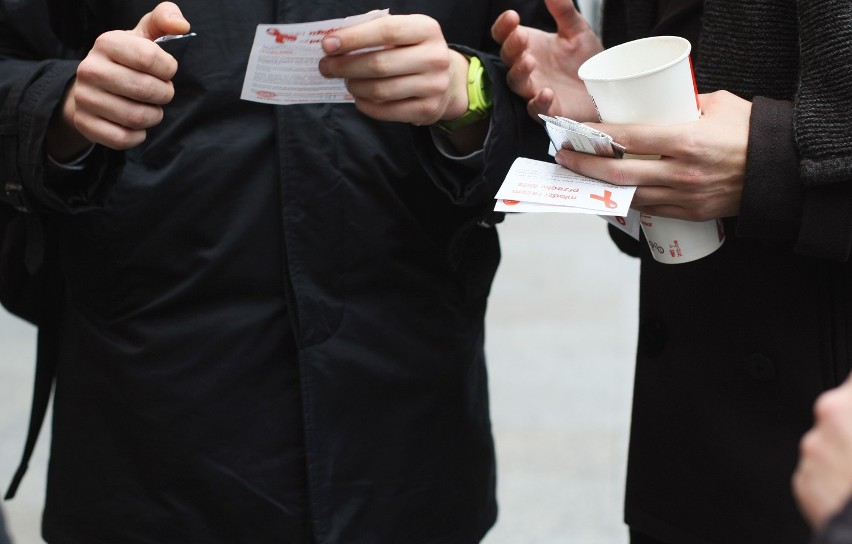 Kraków: Młodzi Socjaldemokraci rozdali kilkaset prezerwatyw [ZDJĘCIA]
