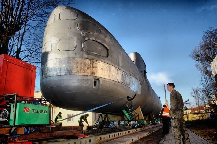 Gdynia: Okręt podwodny już na dziedzińcu AMW (ZDJĘCIA)