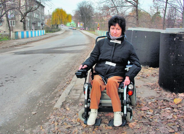 Agnieszka Jachowicz od pół roku nie może dojechać do domu, bo chodniki są rozkopane